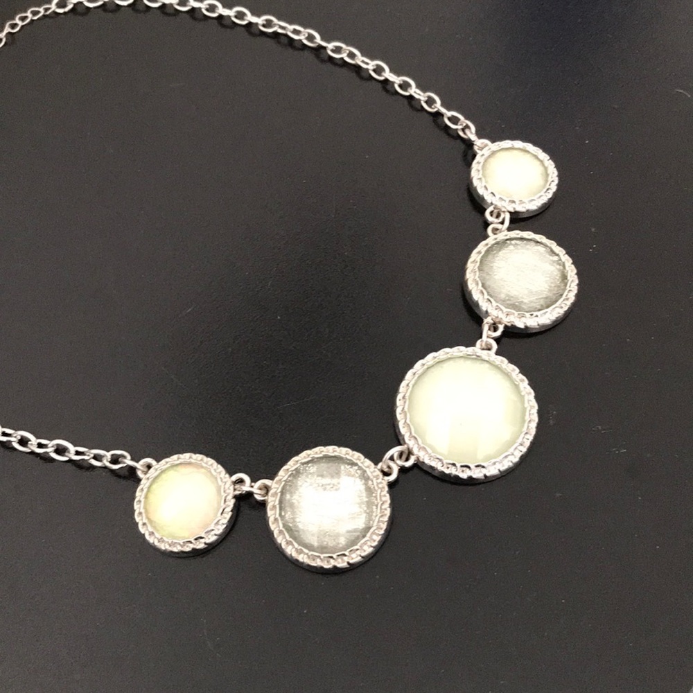 Blue / grayish tinted accent necklace
